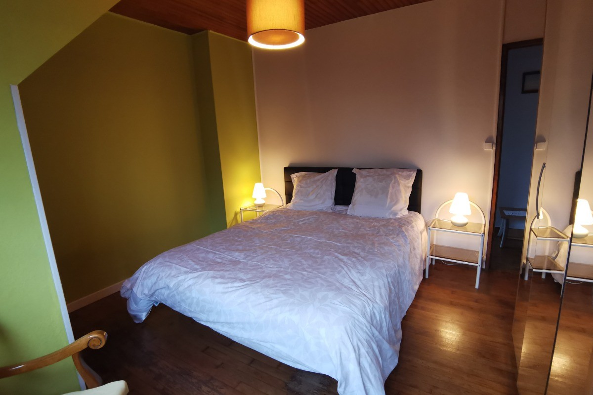 Chambre avec lit 160 à l'étage