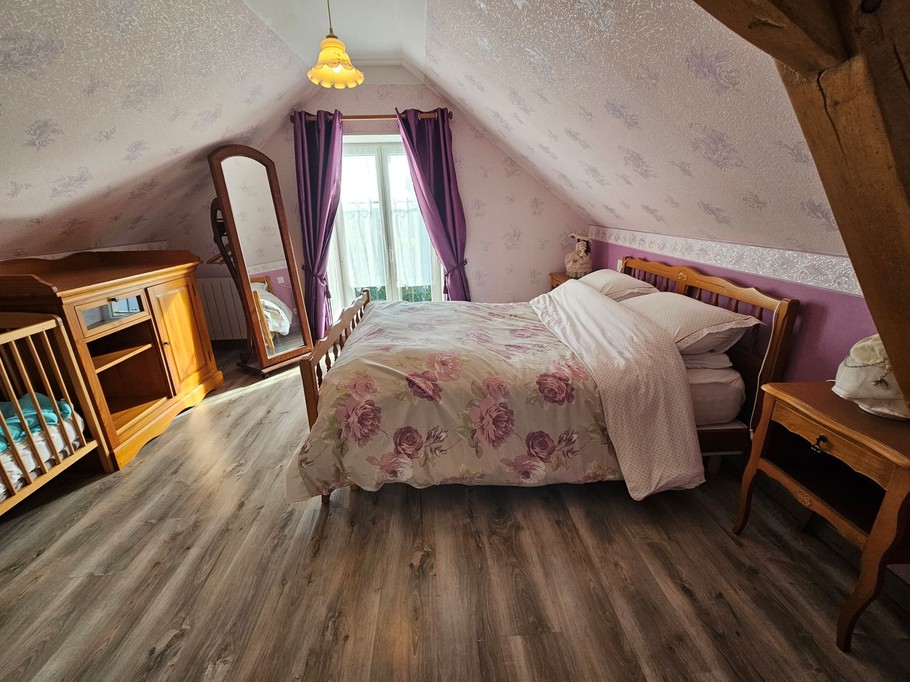 Grande chambre rose pour 2 avec lit à barreaux enfant au 1er étage