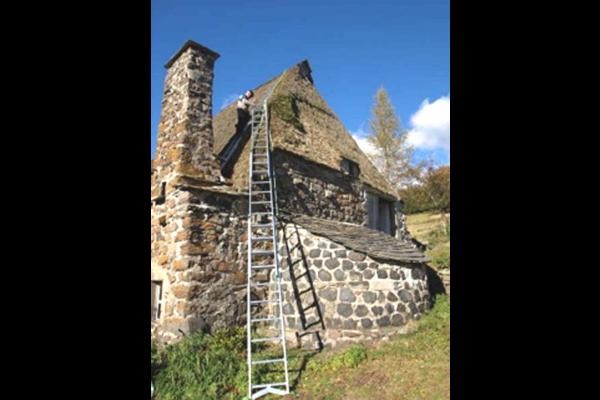...et la ferme Philippe, avec son toit en genêts, Léon remplace ''les abîmés''