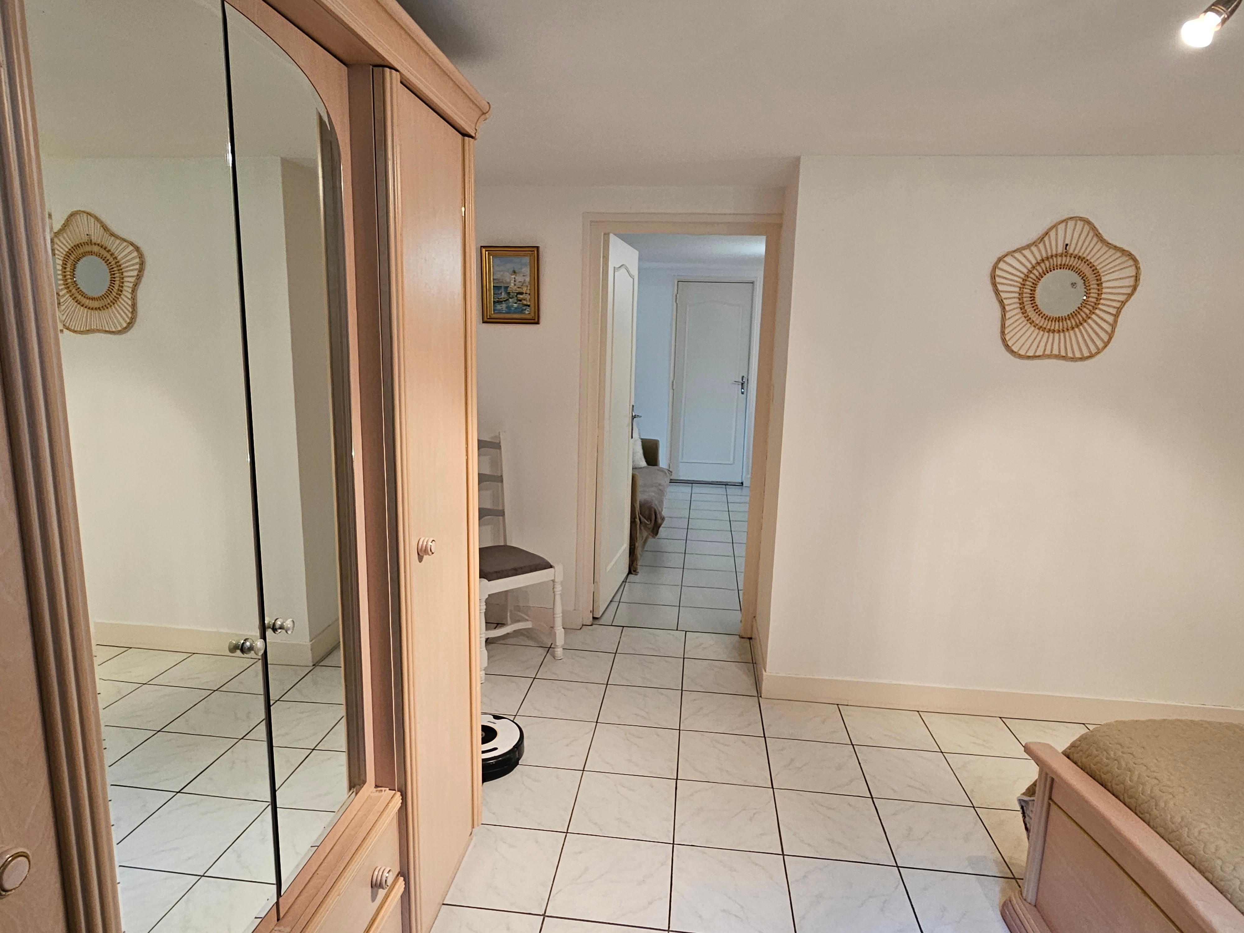 Chambre 2 avec armoire et fauteuil - lit 140 cm