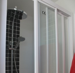 Chambre 1 parentale : Salle d'eau communicante