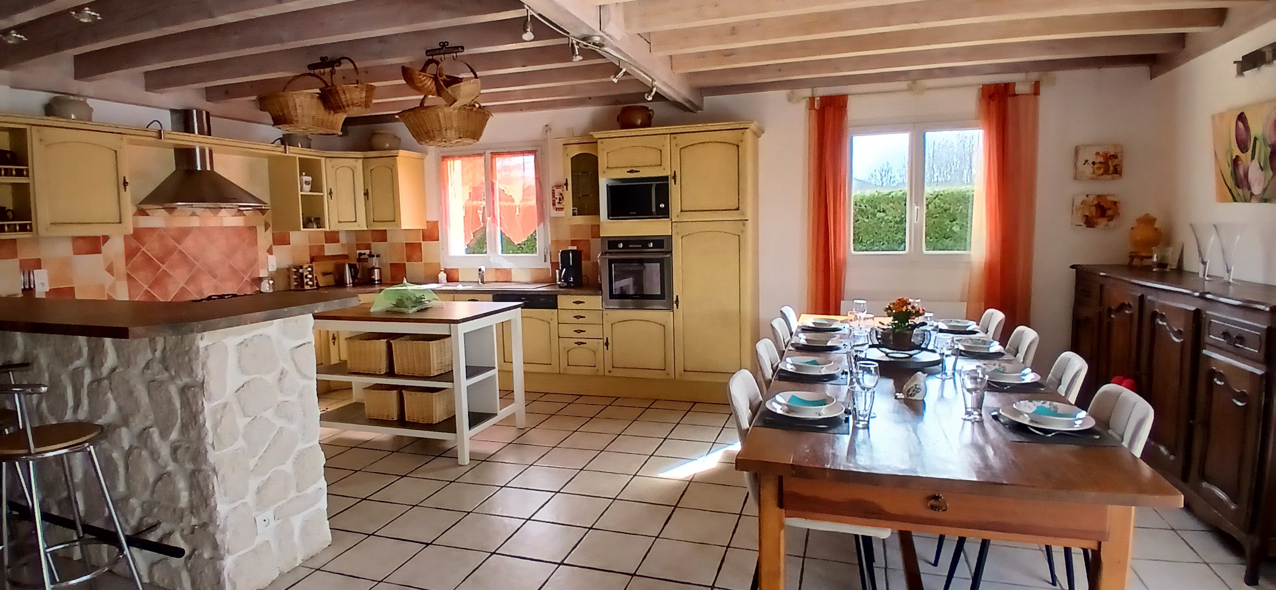 Gîte "Aupredubois", Saint Ours les Roches, Puy de Dôme, Cuisine et Salle à manger