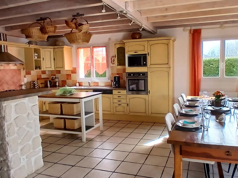Gîte "Aupredubois", Saint Ours les Roches, Puy de Dôme, Cuisine et Salle à manger