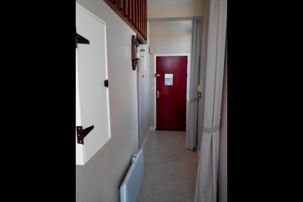 Couloir avec accès séparé salle de bains et toilettes