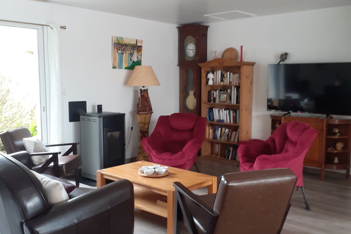 Salon avec bibliothèque et télévision, lecteur CD