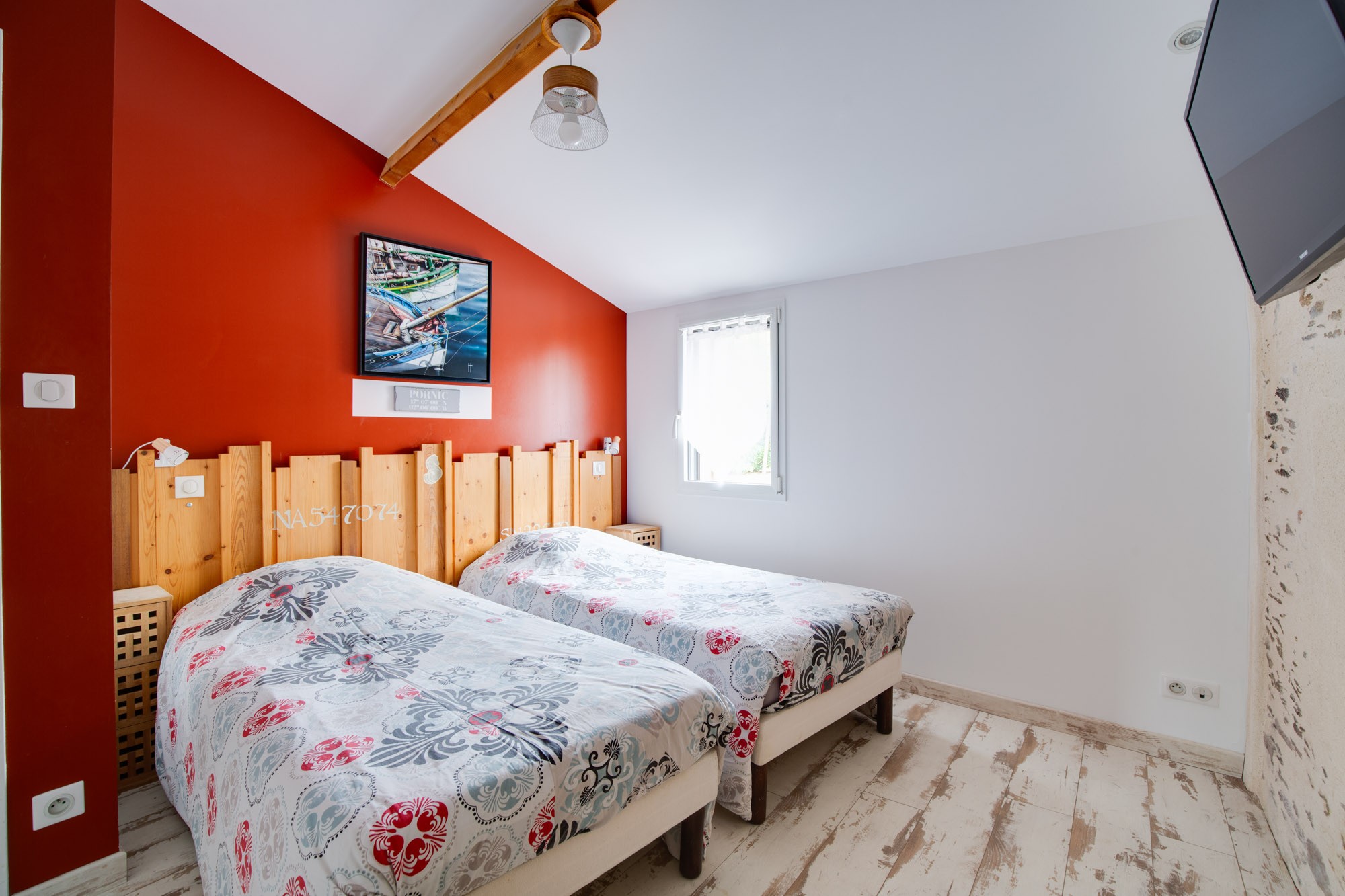 Chambre avec deux lits simple et écran plat.