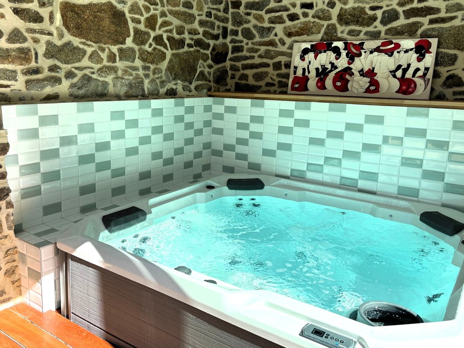 SPA entièrement à disposition d'une capacité de 6 personnes. Jeux lumineux.