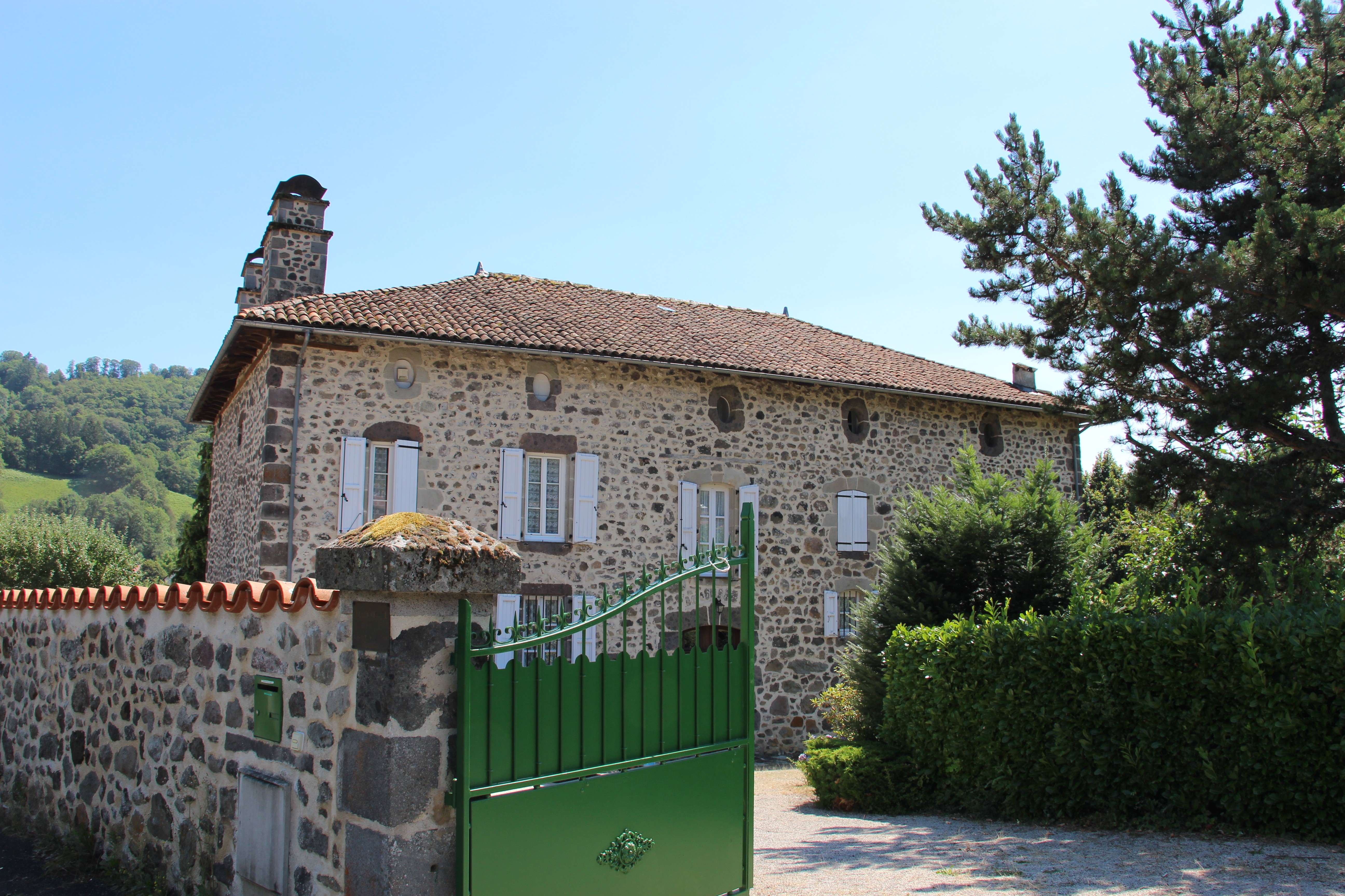 Portail électrique de la propriété avec accès direct au vaste terrain clos et arboré