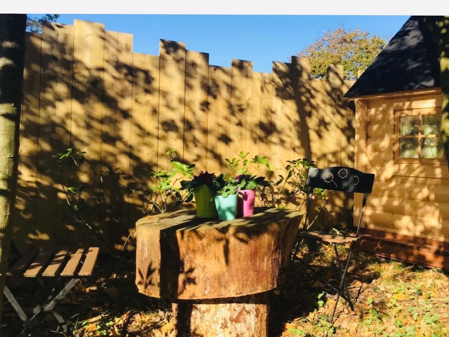 Terrasse privative sous les pins Kota «  le repère du kontio » chambres d’hôtes Juste par hasard - St Michel Chef Chef