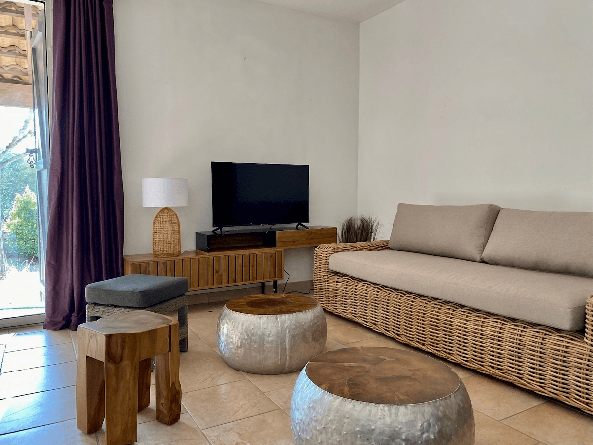Double living room, opening onto the terrace, air-conditioned