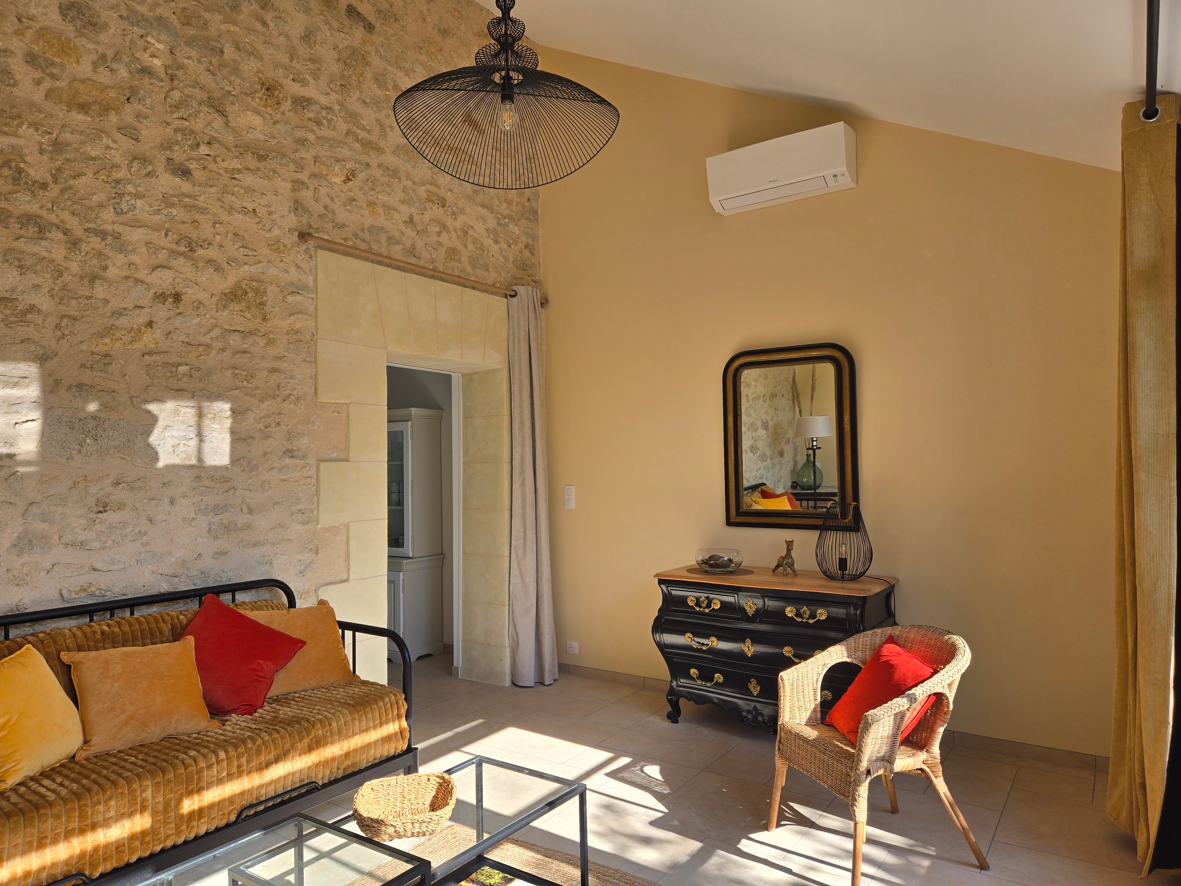 Le salon, chic et convivial de la VILLA Merci en Gironde