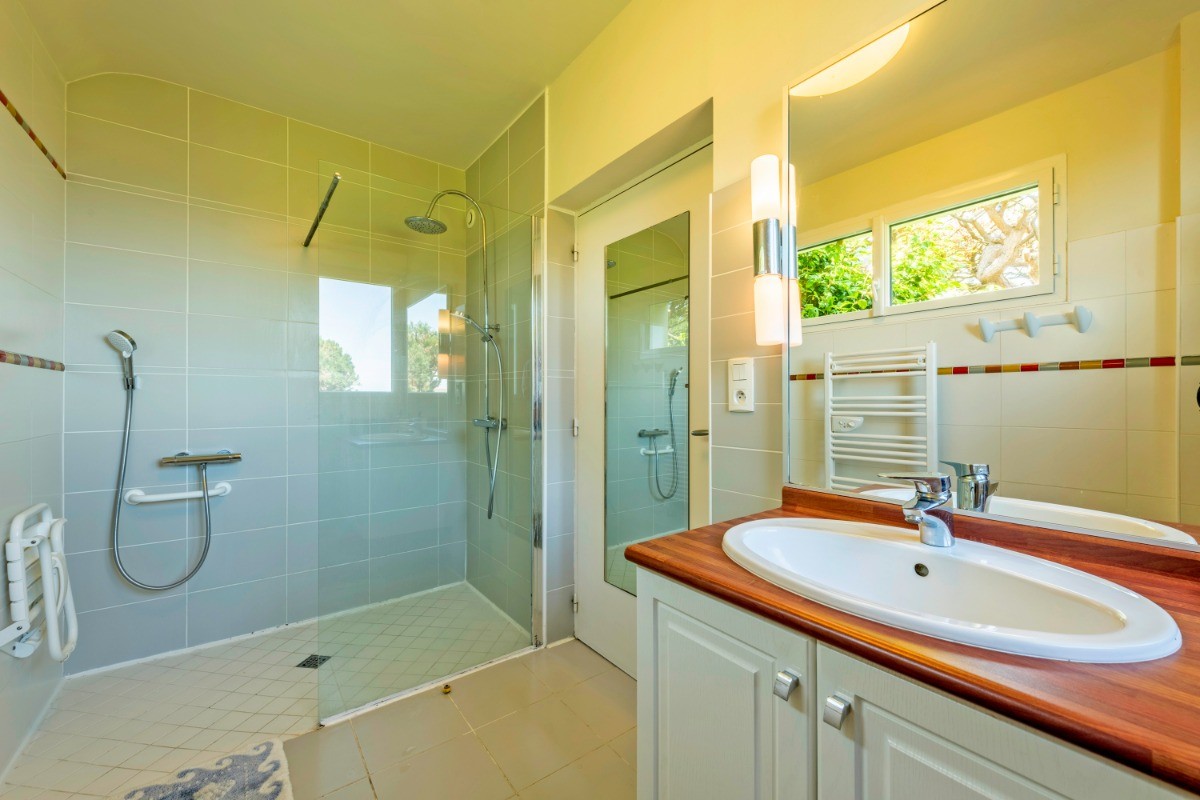 Salle de bain de la chambre privative du rdc