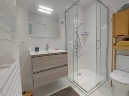 LA SALLE D'EAU - WC - Douche confortable (90x90) - Sèche-cheveu - Radiateur sèche-serviette -  Etendoir à linge