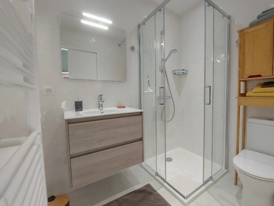 LA SALLE D'EAU - WC - Douche confortable (90x90) - Sèche-cheveu - Radiateur sèche-serviette -  Etendoir à linge