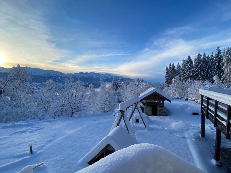 Evasion au Naturel - Balcon de Marcieu - vue extérieure sur les espaces du centre - après une chute de neige au col de Marcieu en Chartreuse