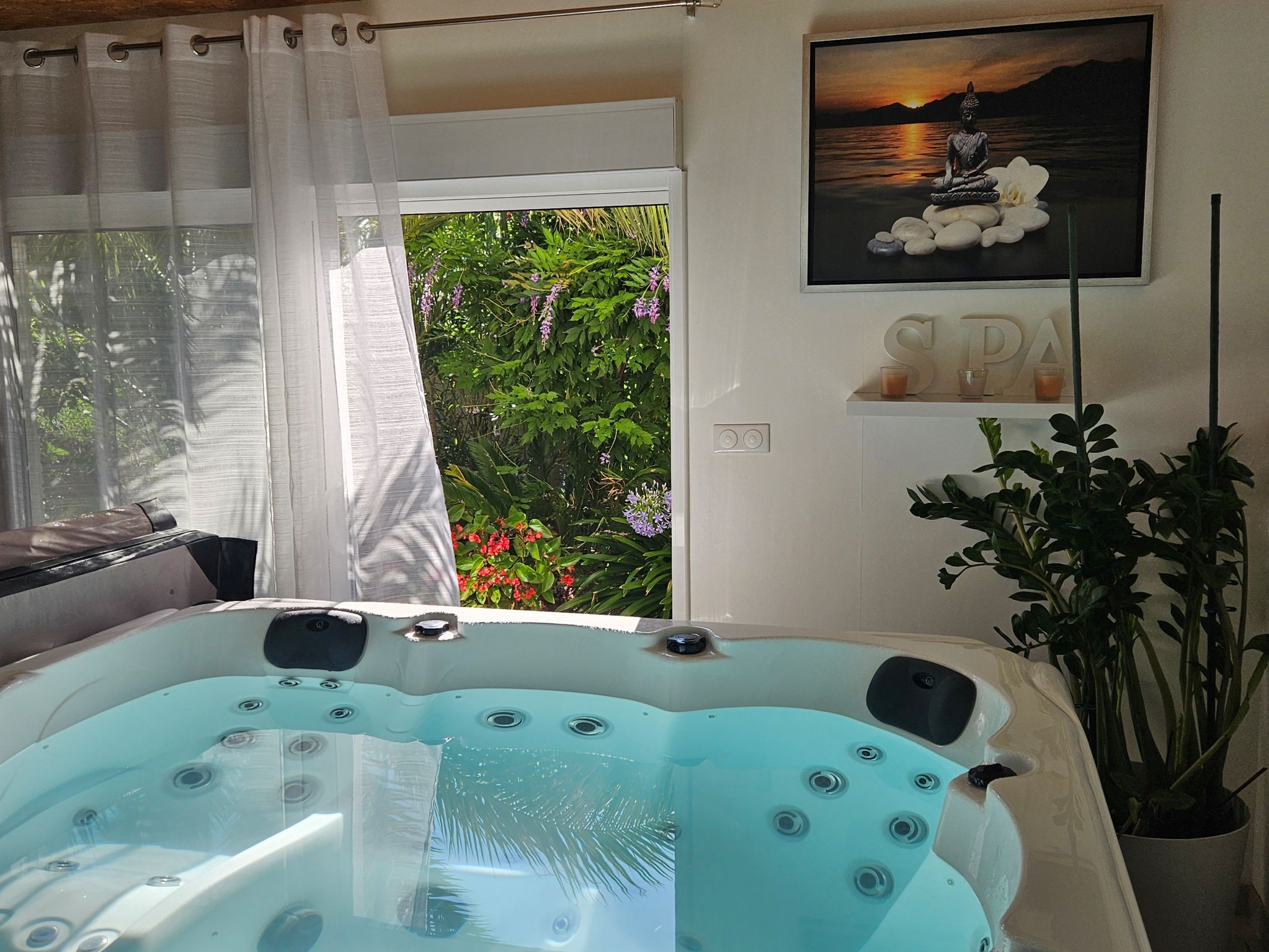 Free access to the hot tub at the ‘Les Lauriers roses du 17’ holiday cottage, which sleeps 2 to 4 people, in Charente-Maritime