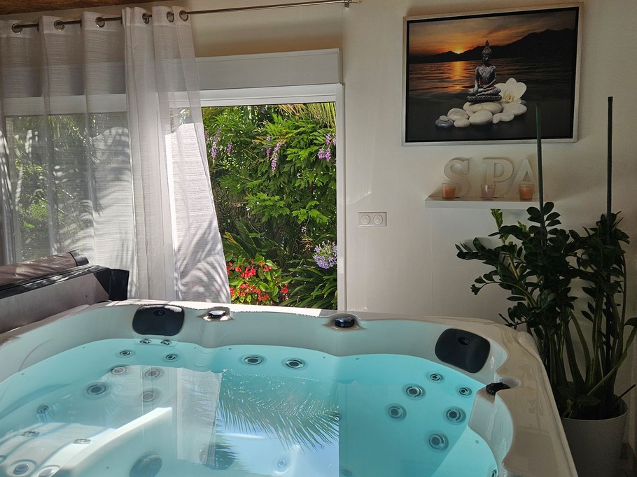 Free access to the hot tub at the ‘Les Lauriers roses du 17’ holiday cottage, which sleeps 2 to 4 people, in Charente-Maritime