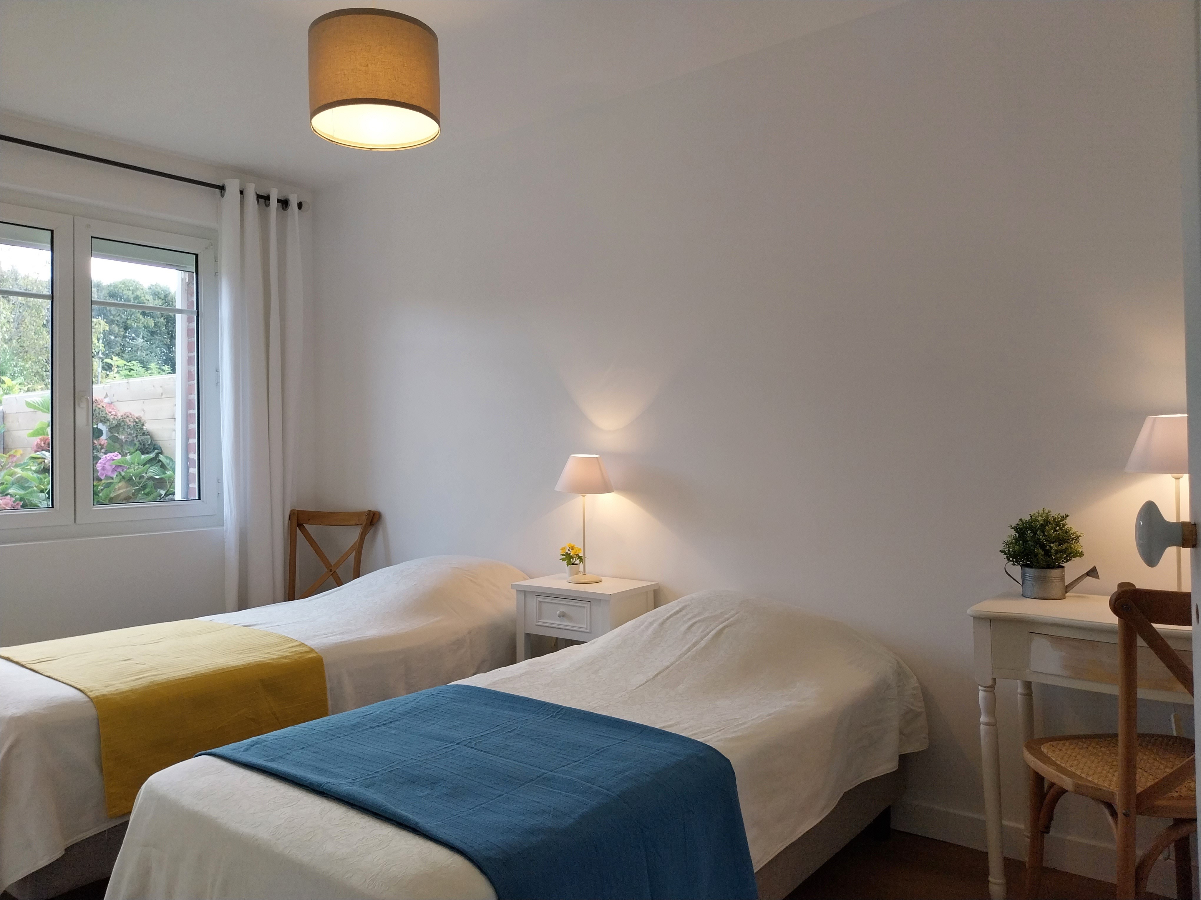 Location Gite Normandie- Le Clos de Varengeville sur Mer- location plain-pied proche Dieppe, Veules les Roses.  1 chambre (orrientee Est) 2 lits de 90cm pouvant se rapprocher en un lit de 180. Grand placard penderie. Volets roulants électriques.