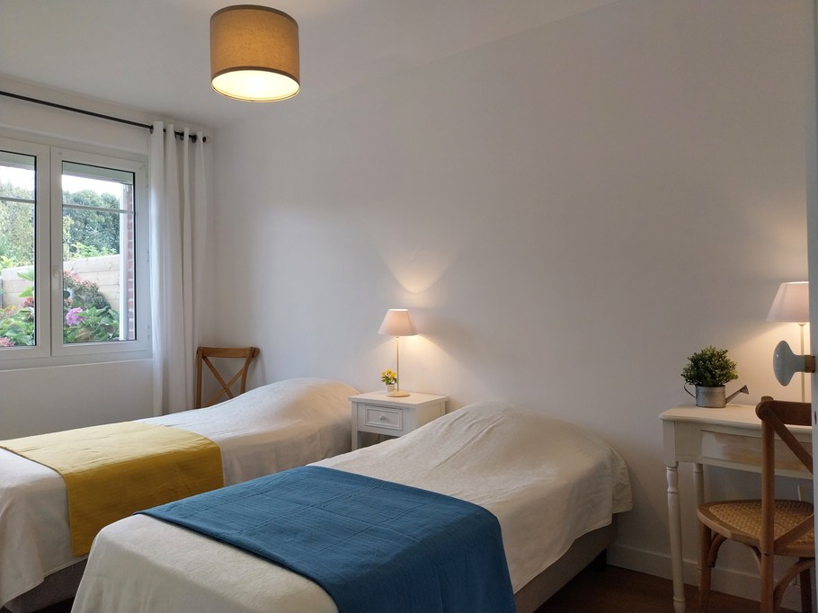 Location Gite Normandie- Le Clos de Varengeville sur Mer- location plain-pied proche Dieppe, Veules les Roses. 1 chambre (orrientee Est) 2 lits de 90cm pouvant se rapprocher en un lit de 180. Grand placard penderie. Volets roulants électriques.