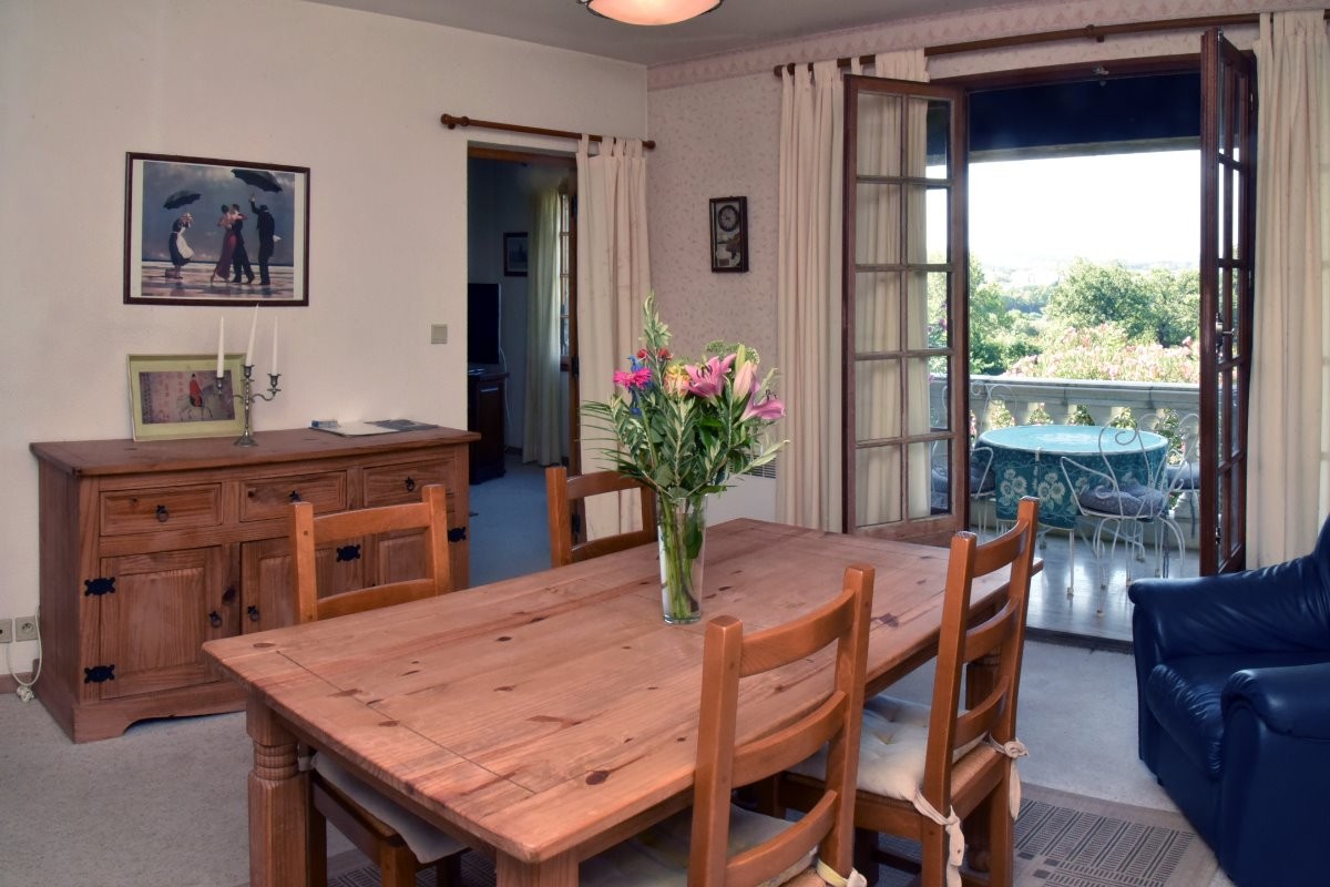 séjour ouvrant sur la terrasse