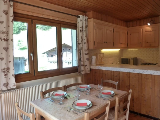 La pièce à vivre avec son coin-cuisine.