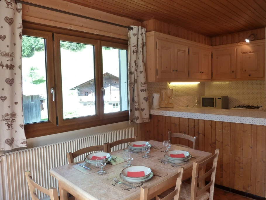 La pièce à vivre avec son coin-cuisine.