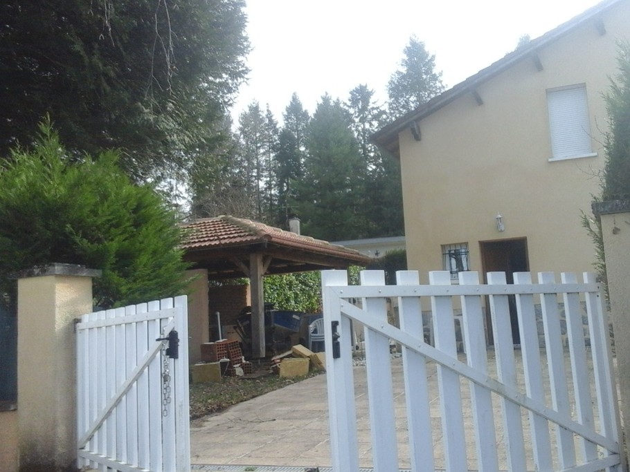 Accès direct au lac de Saint-Étienne-Cantalès depuis la maison, parfait pour les activités nautiques