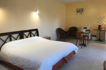 Chambre Cerisier avec un lit en 180