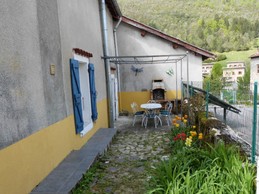 Le jardin côté nord, la terrasse et son salon