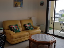 L'espace salon et l'accès au balcon