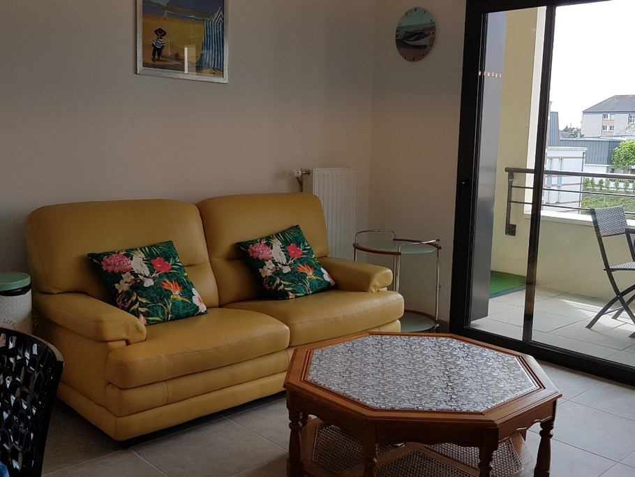 L'espace salon et l'accès au balcon