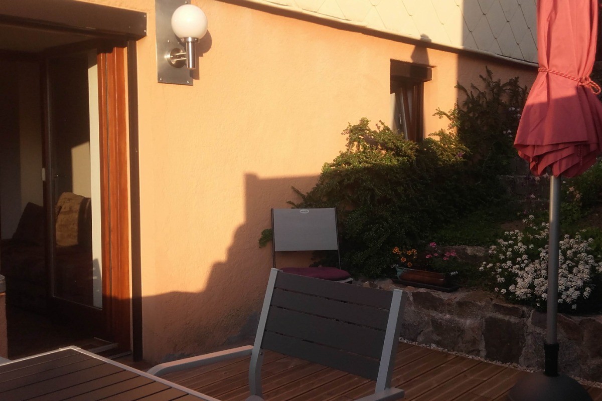 Terrasse indépendante avec mobilier de jardin