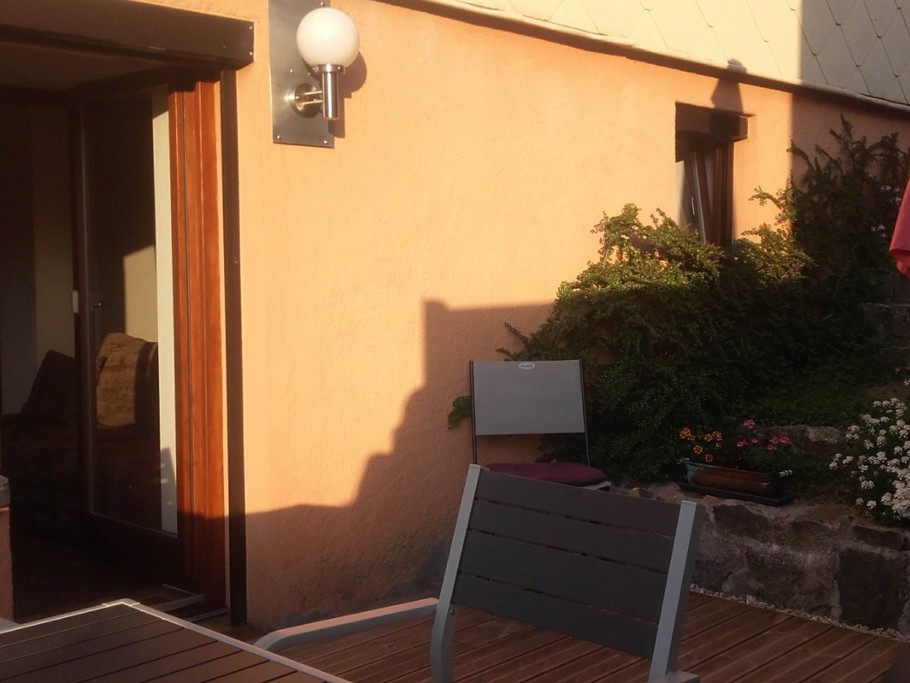 Terrasse indépendante avec mobilier de jardin