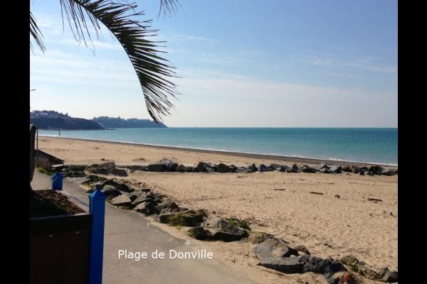 Jolie plage de Donville-les-Bains à 1 km avec thalasso, baignade surveillée, école de voile, promenade, vue sur Granville