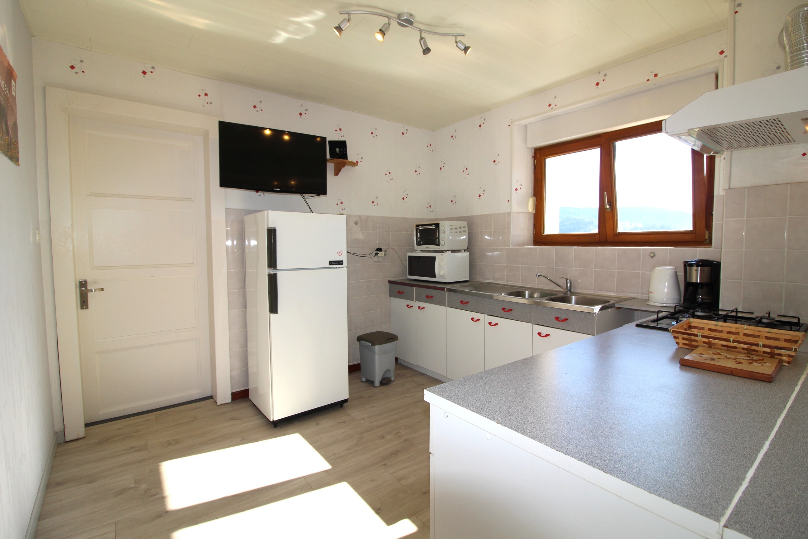 Kitchen opening onto living room - Apartment Gérardmer, 1st floor