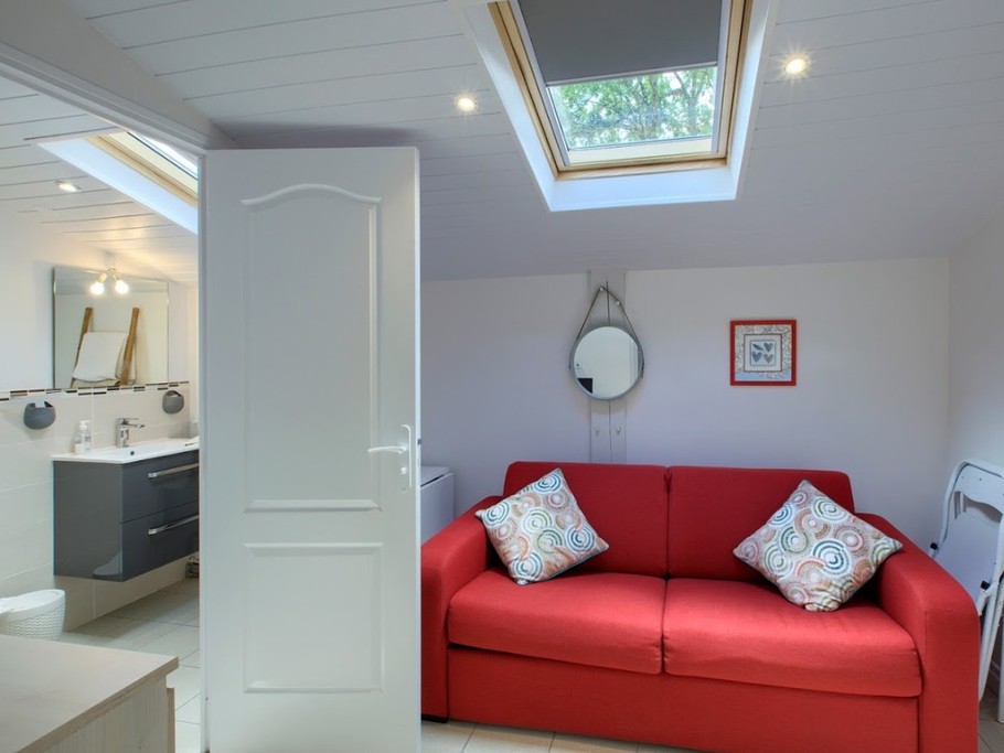 coin salon avec accès salle d'eau.