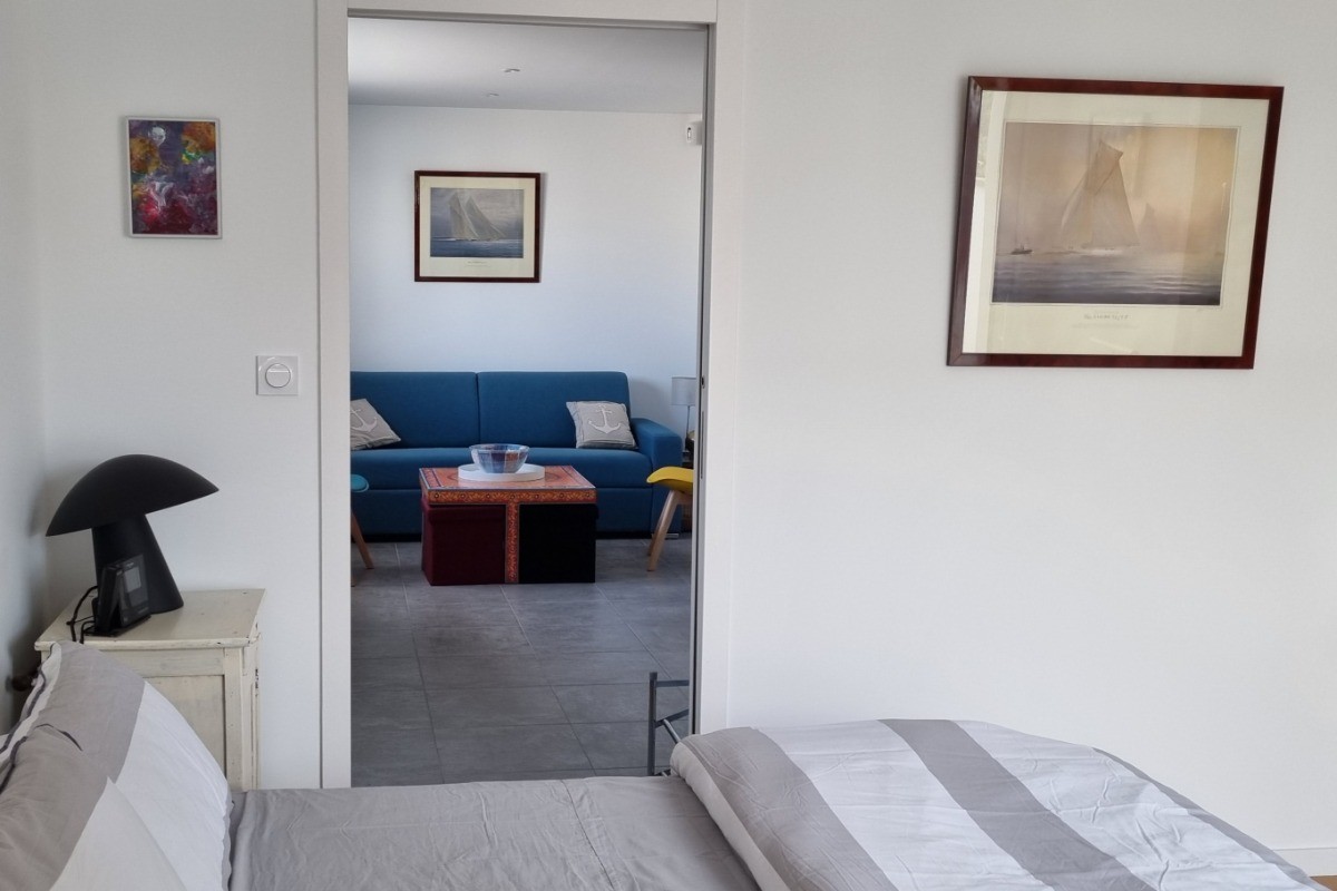 Chambre vue sur le salon
