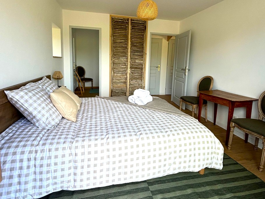 Chambre 1 au RDC de plain pied avec lit 160 cm et rangements. Salle d'eau communicante. WC séparé.