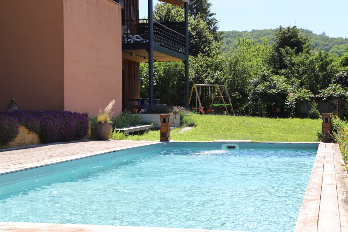 Piscine couloir de nage et cour