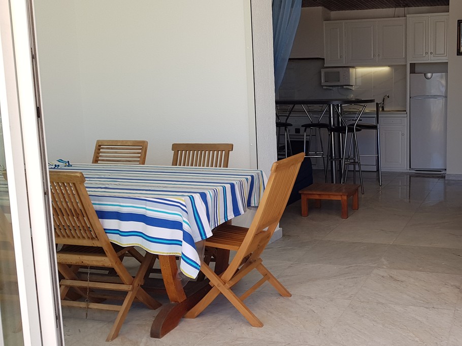 Cuisine entièrement équipée pour un séjour en famille au bord de l’eau dans l’Hérault