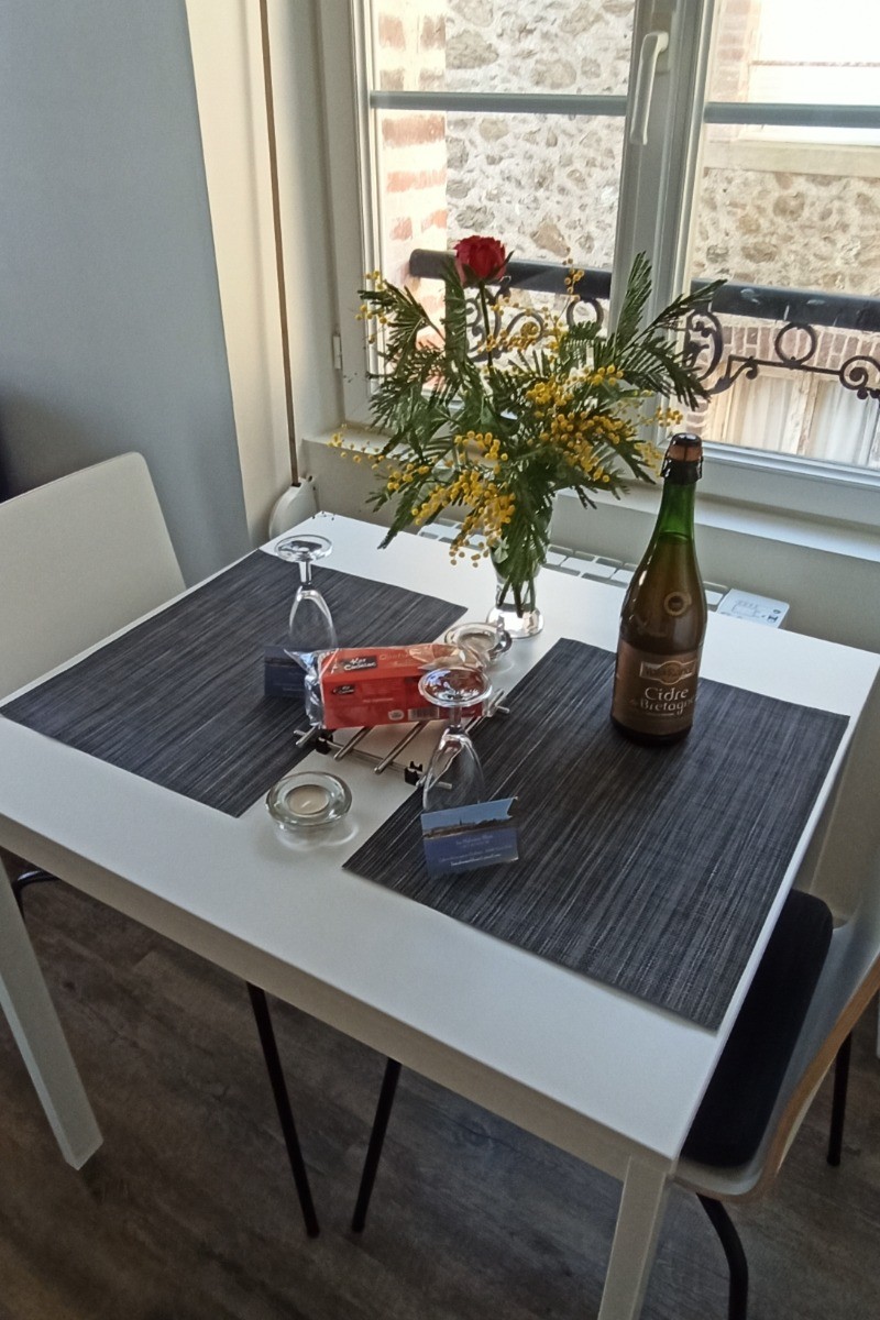 Accueil chaleureux et vue mer dans le séjour/salon.