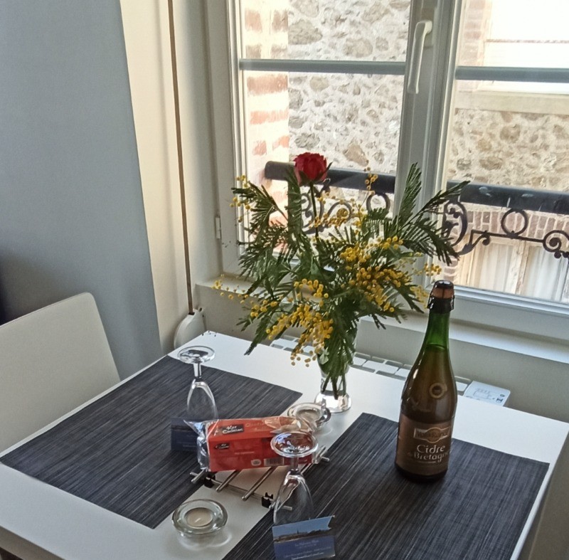 Accueil chaleureux et vue mer dans le séjour/salon.