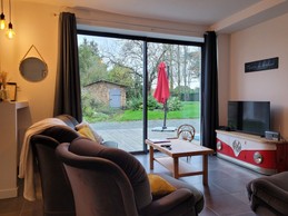 Le Saint, Location, Clévacances, Quemper-Guezennec, salon - séjour - cuisine au RDC