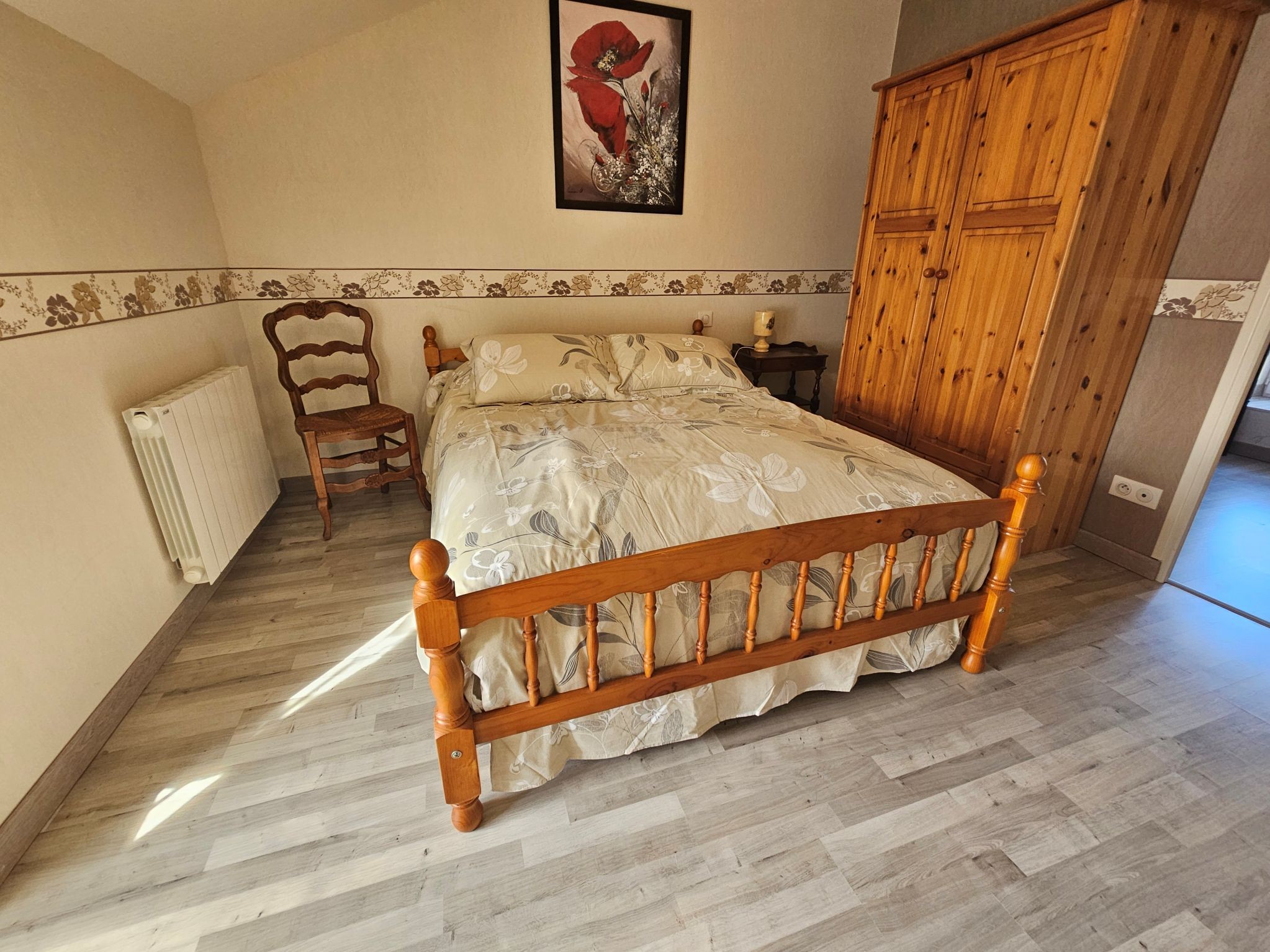 La chambre des parents avec l'accès de la chambre des enfants avec des lits superposés et table à langer