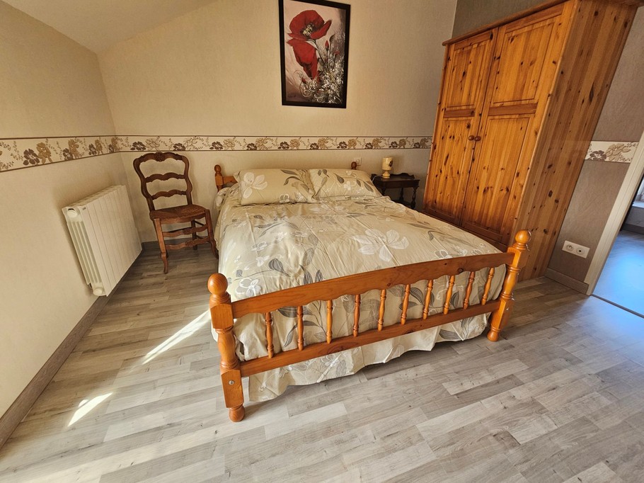 La chambre des parents avec l'accès de la chambre des enfants avec des lits superposés et table à langer