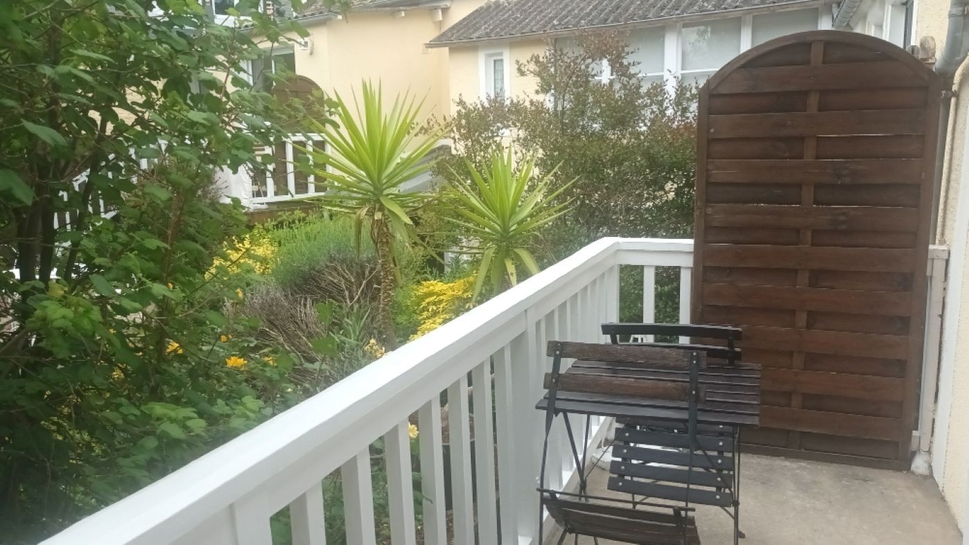 L'Inattendue vue  sur le jardin de la terrasse du studio
