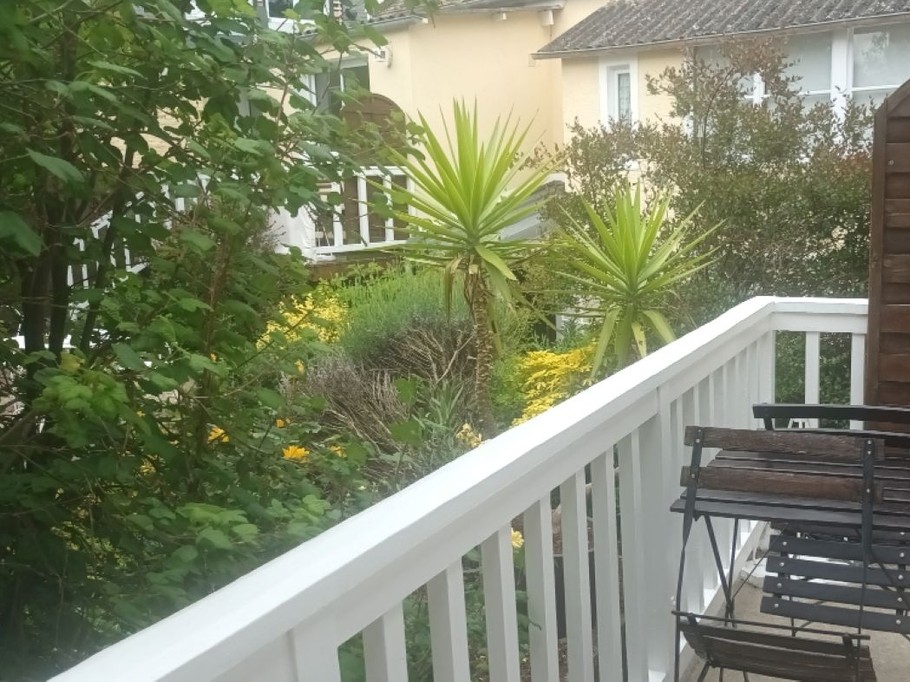 L'Inattendue vue sur le jardin de la terrasse du studio