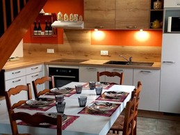 Cuisine neuve et toute équipée avec vaisselle de qualité et son coin séjour.