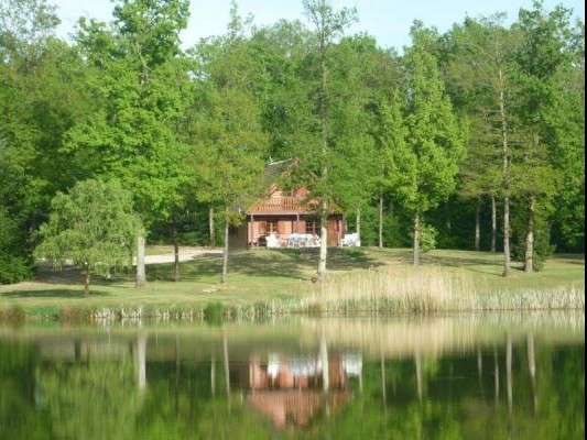 Le chalet vu de l'étang privatif