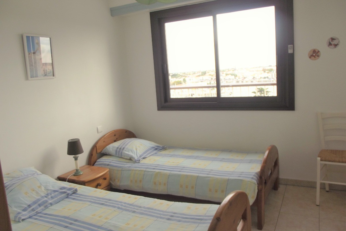 chambre lits 90 vue port et saint gilles